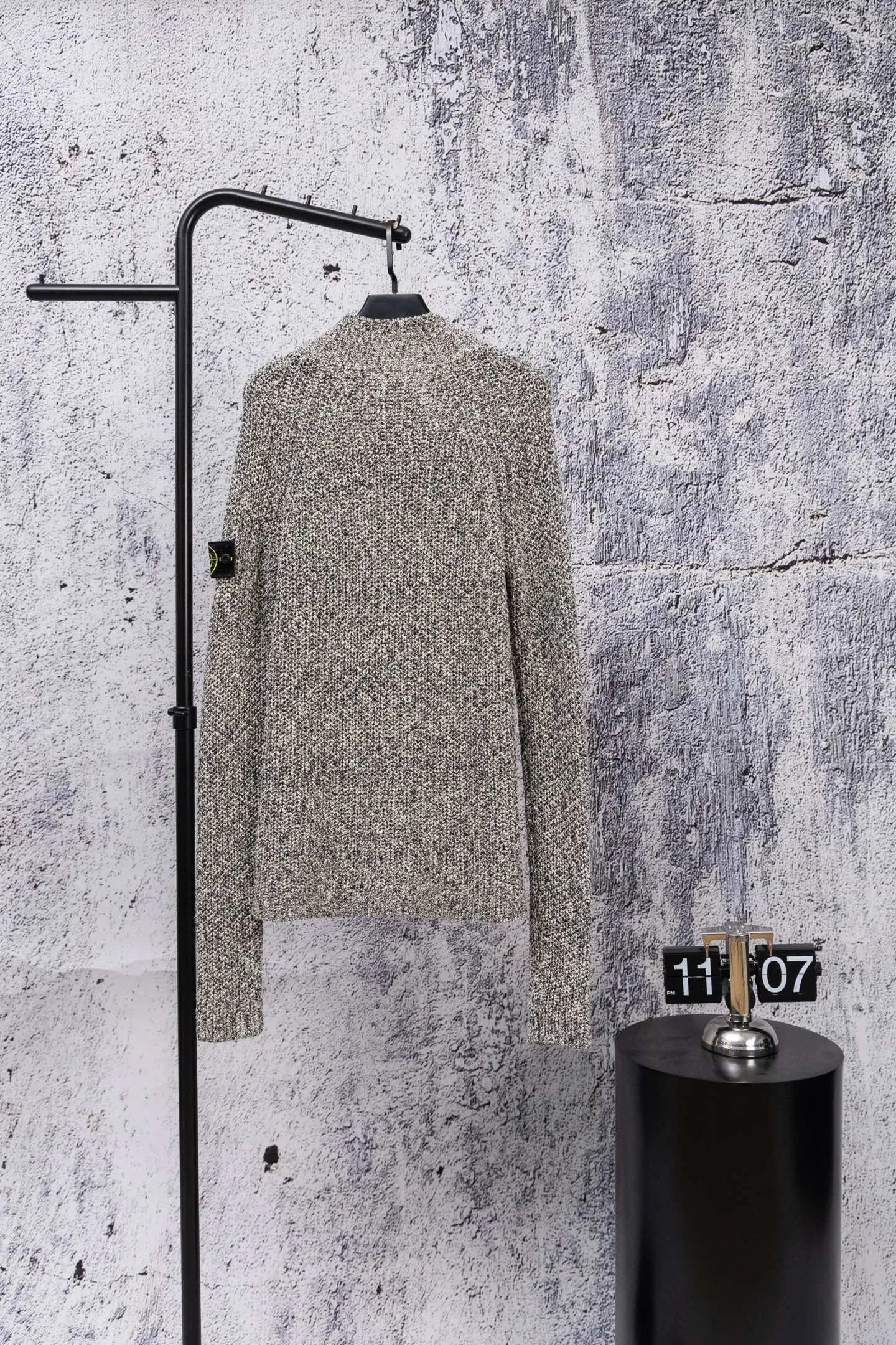 P370 STONE ISLAND 26 new autumn and winter sweater zipper armband jacket, warm and thick cardigan, same style for men and women!!! Stoneisland Coral Jacket🍂Knitted jacket is a must-have for autumn, easy to wear✨ Customized coral velvet fabric, super thick, very weighty, overall very warm and soft, ok to wear alone, with a white base inside = perfect match, simple and high-end feeling✨ Wear it casually and still feel relaxed, a must-have for fashionable men and women! Color: Premium Gray Size: S M L